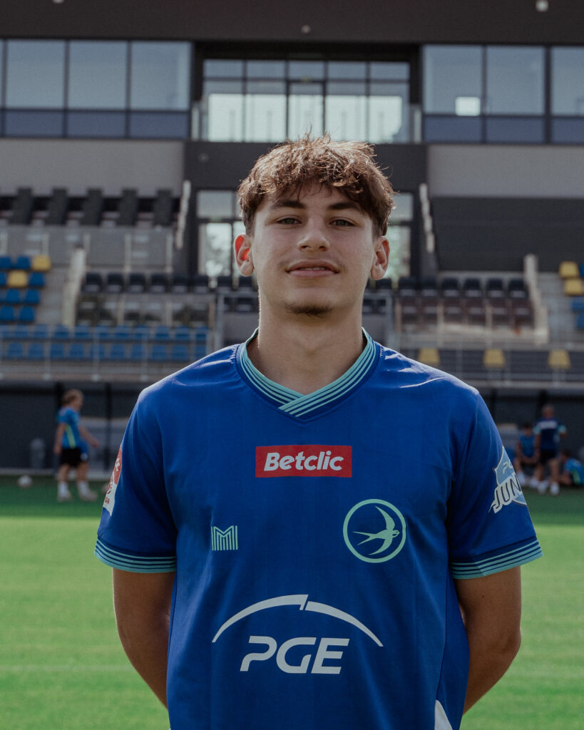 Portret Szymona Bryla, absolwenta i zawodnika drużyny Zespołu Szkół Mistrzostwa Sportowego ZKS Unia Tarnów.