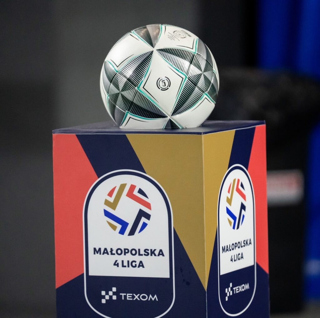 Piłka na podium TEXOM Małopolskiej 4. Ligi przed meczem Unia Tarnów – Watra. 23 października 2026.
