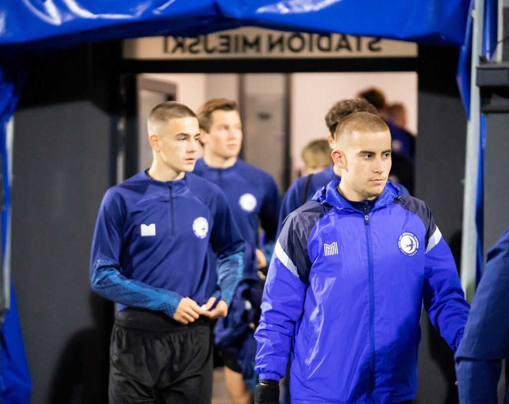 Zawodnicy Unii Tarnów wychodzą z budynku stadionu przed meczem. 23 października 2026.