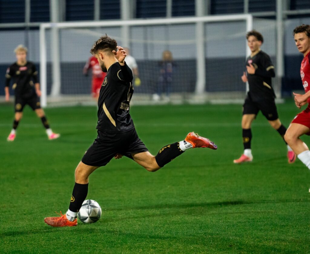 Zawodnik Unii przygotowuje podanie piłki. 23 października 2026.