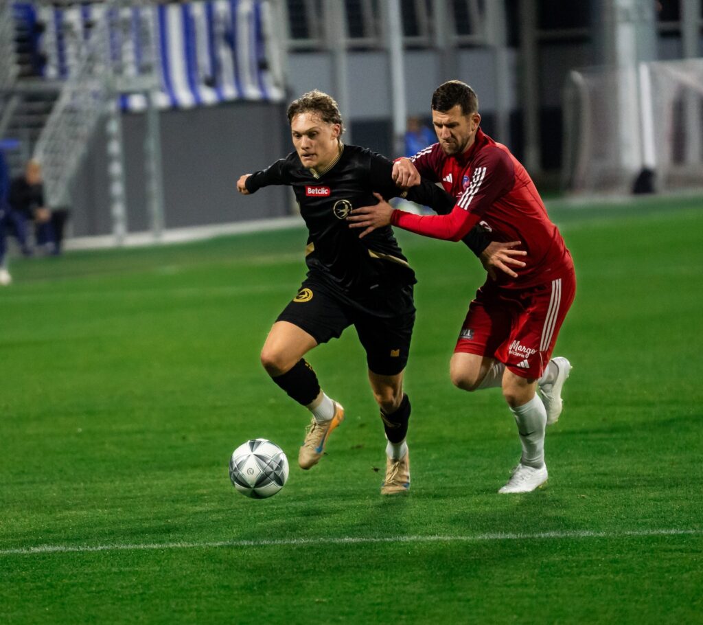 Walka zawodników Unii i Watry o piłkę. 23 października 2026.