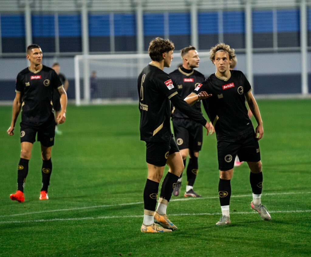 Piłkarze Unii Tarnów razem na boisku podczas meczu. 23 października 2026.