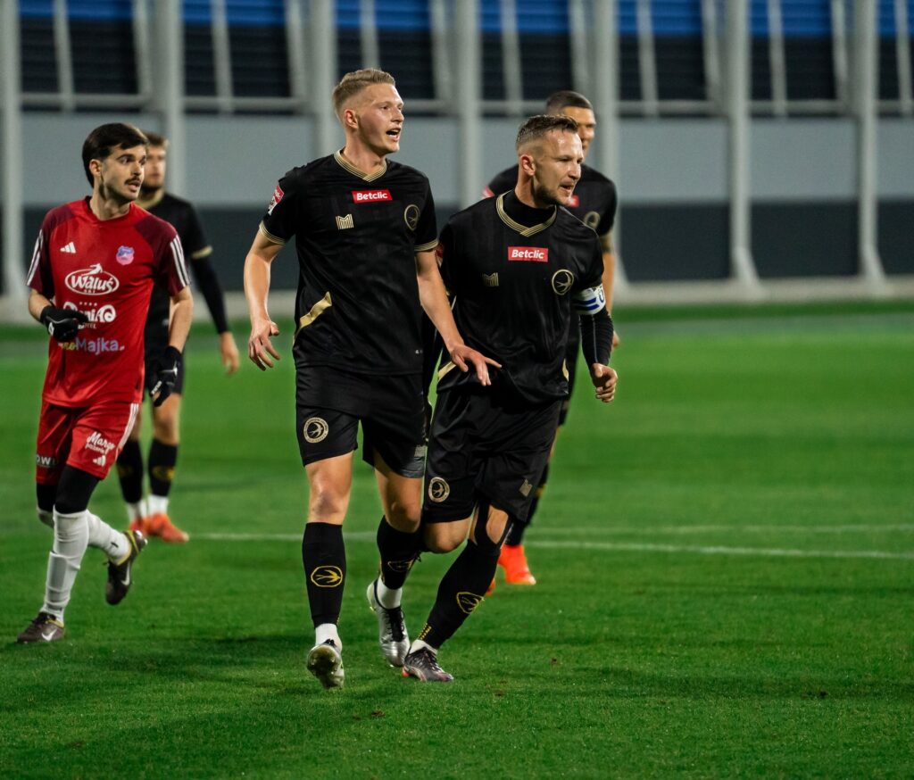 Zawodnicy Unii Tarnów podczas spotkania z Watrą. 23 października 2026.