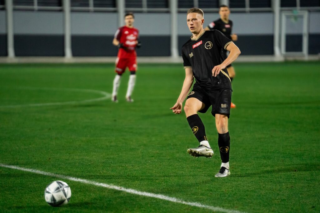 Piłkarz Unii Tarnów podczas gry. 23 października 2026.