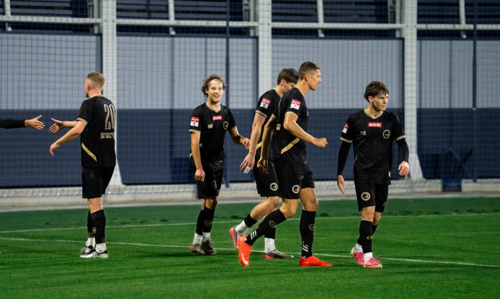 Zawodnicy Unii Tarnów na murawie w trakcie meczu. 23 października 2026.
