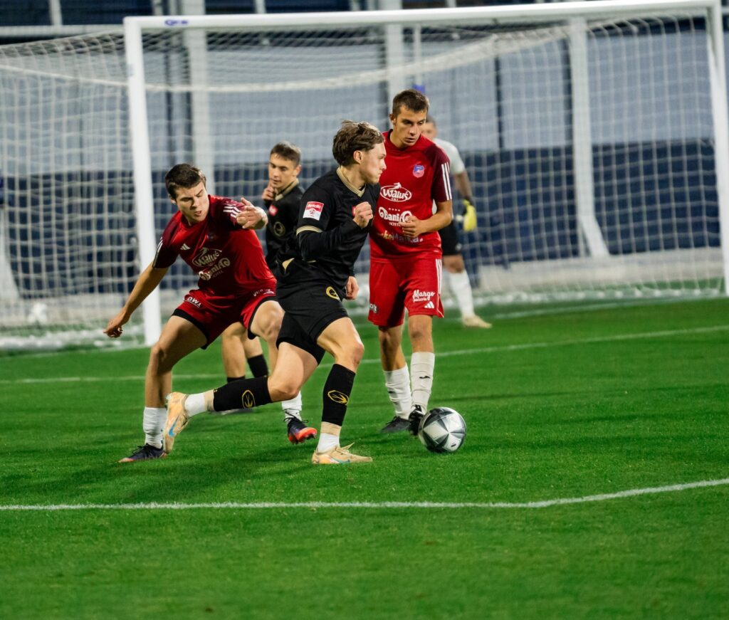 Walka o piłkę przed bramką. 23 października 2026.