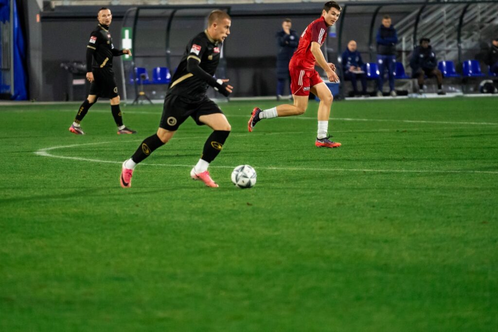 Akcja Unii Tarnów z piłką na boisku. 23 października 2026.