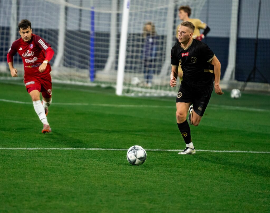 Piłkarz Unii Tarnów z piłką w pobliżu pola karnego. 23 października 2026.