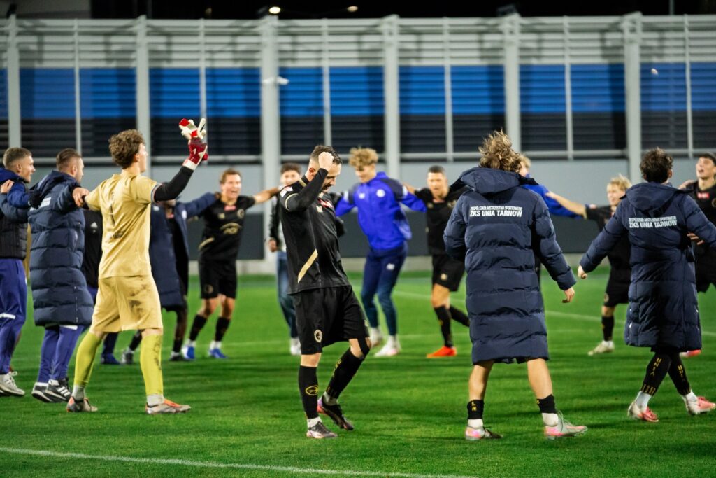 Piłkarze i sztab Unii Tarnów po zakończeniu spotkania. 23 października 2026.