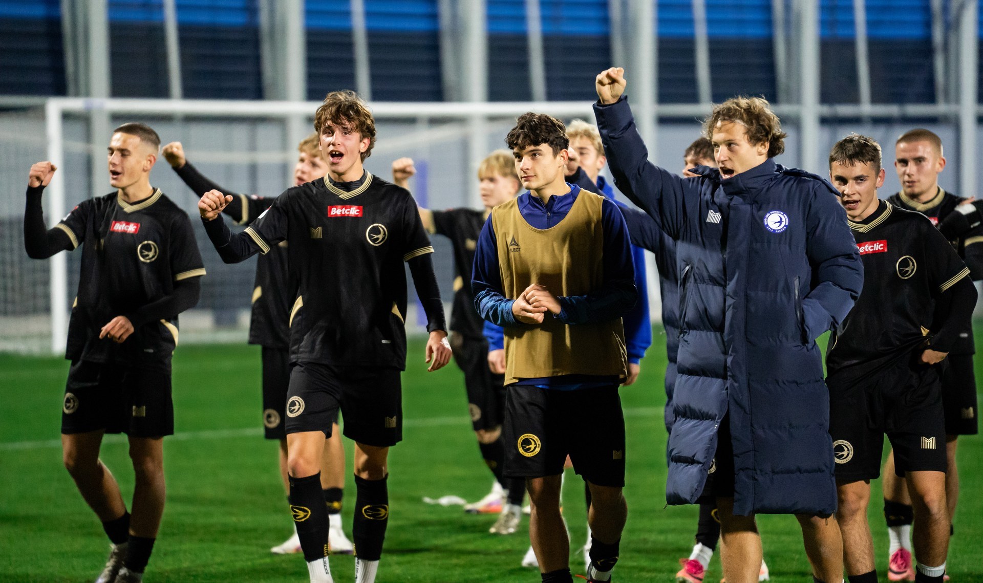 Piłkarze i sztab Unii Tarnów świętują po zwycięstwie nad Watrą 5:1. 23 października 2026.